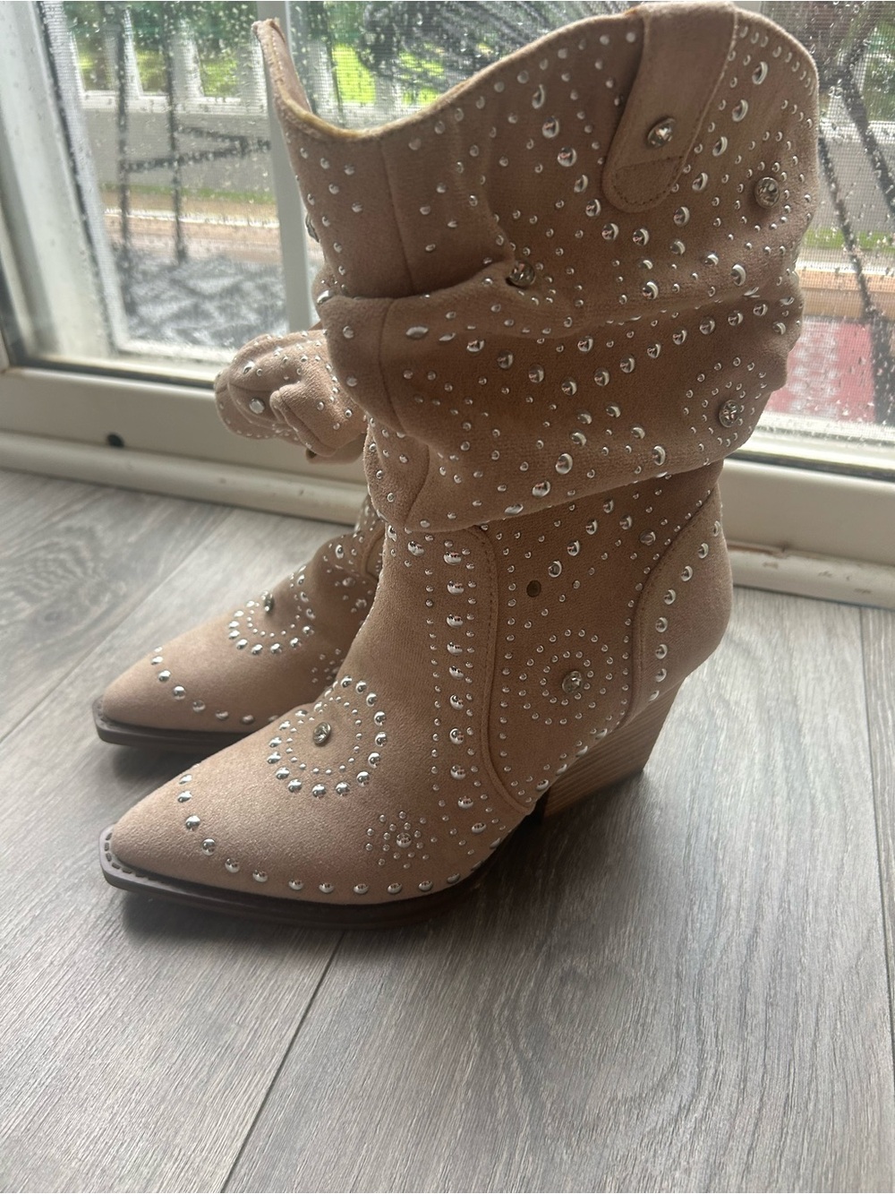 CAPE ROBIN COWGIRL STUD SUEDE BOOTS
